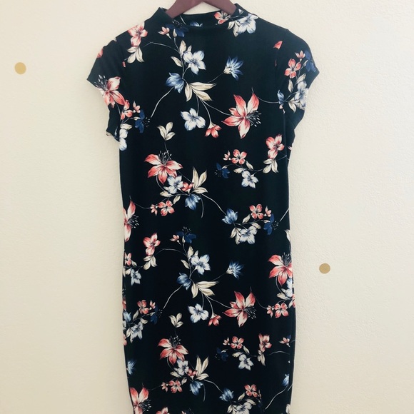 ❌SOLD❌ Beautiful floral dress - Picture 2 of 4
